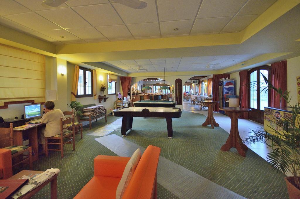 Perros Hotel