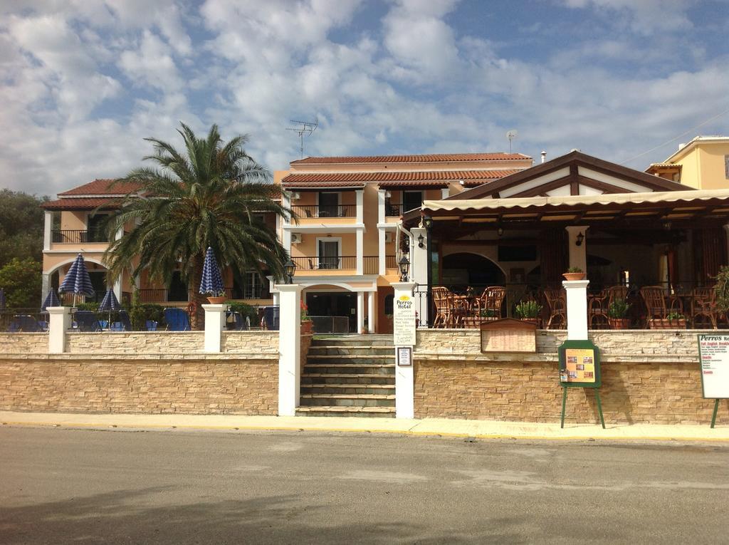 Perros Hotel Agios Stefanos Avliotes (Corfu)