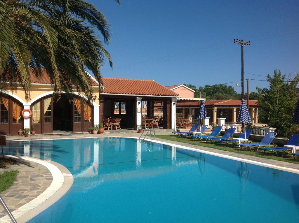 Perros Hotel 2*