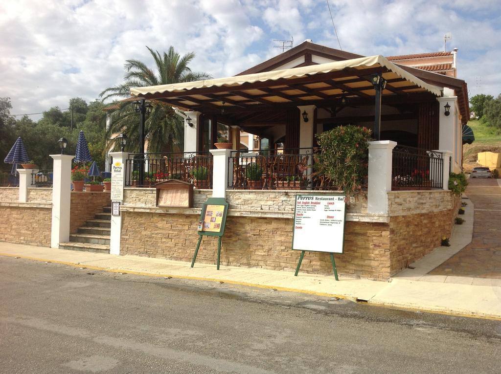 Perros Hotel